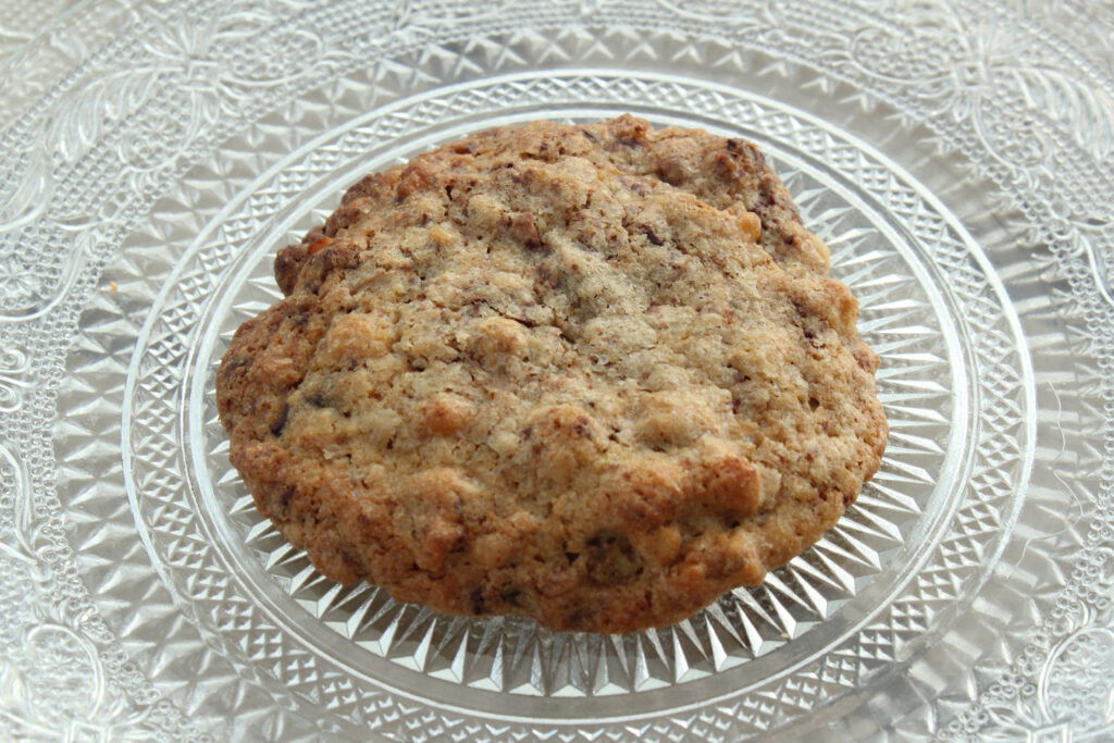 Dinkel-Walnuss-Cookie auf einem Glasteller