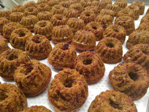 Viele kleine Rote Beete Gugelhupf